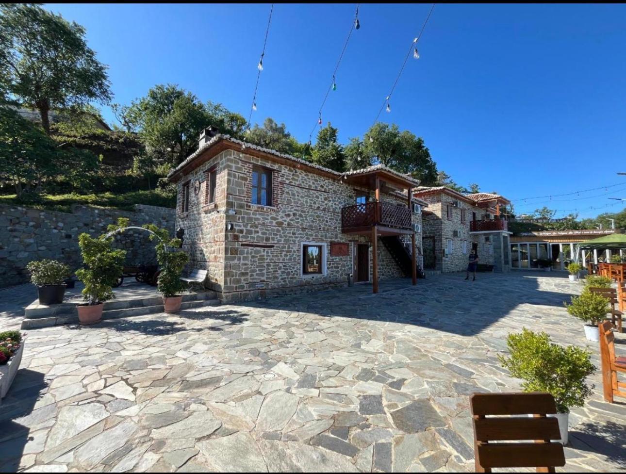 Keshtjella Xhabeqos Hotel Ljaknasi Buitenkant foto