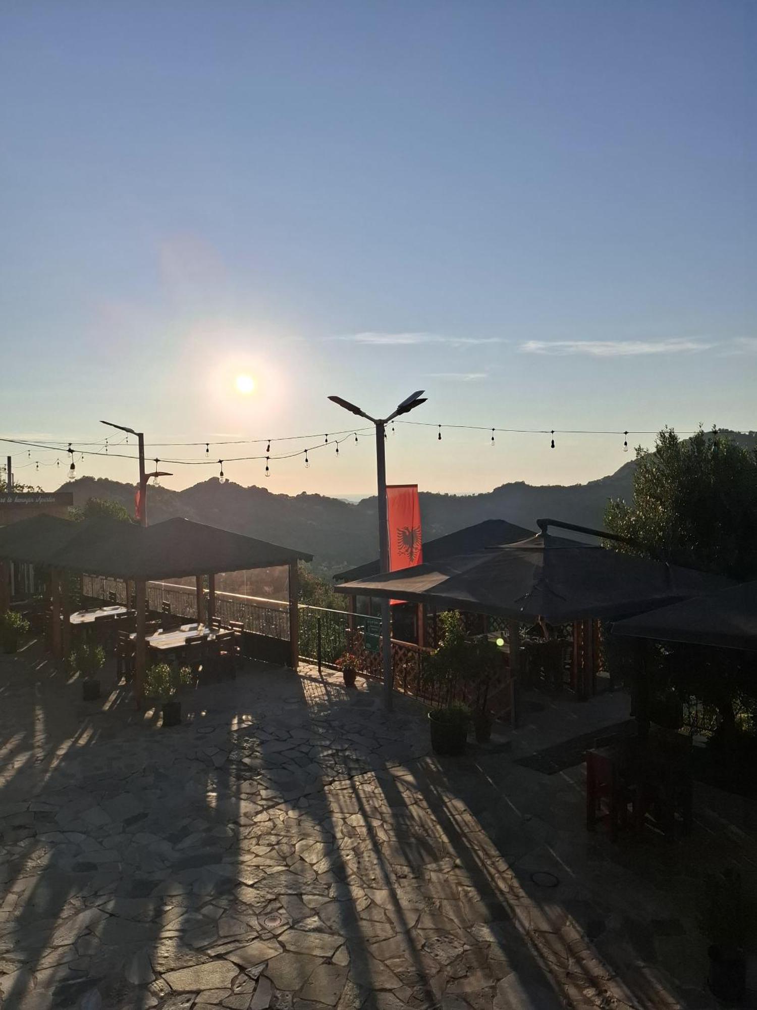 Keshtjella Xhabeqos Hotel Ljaknasi Buitenkant foto