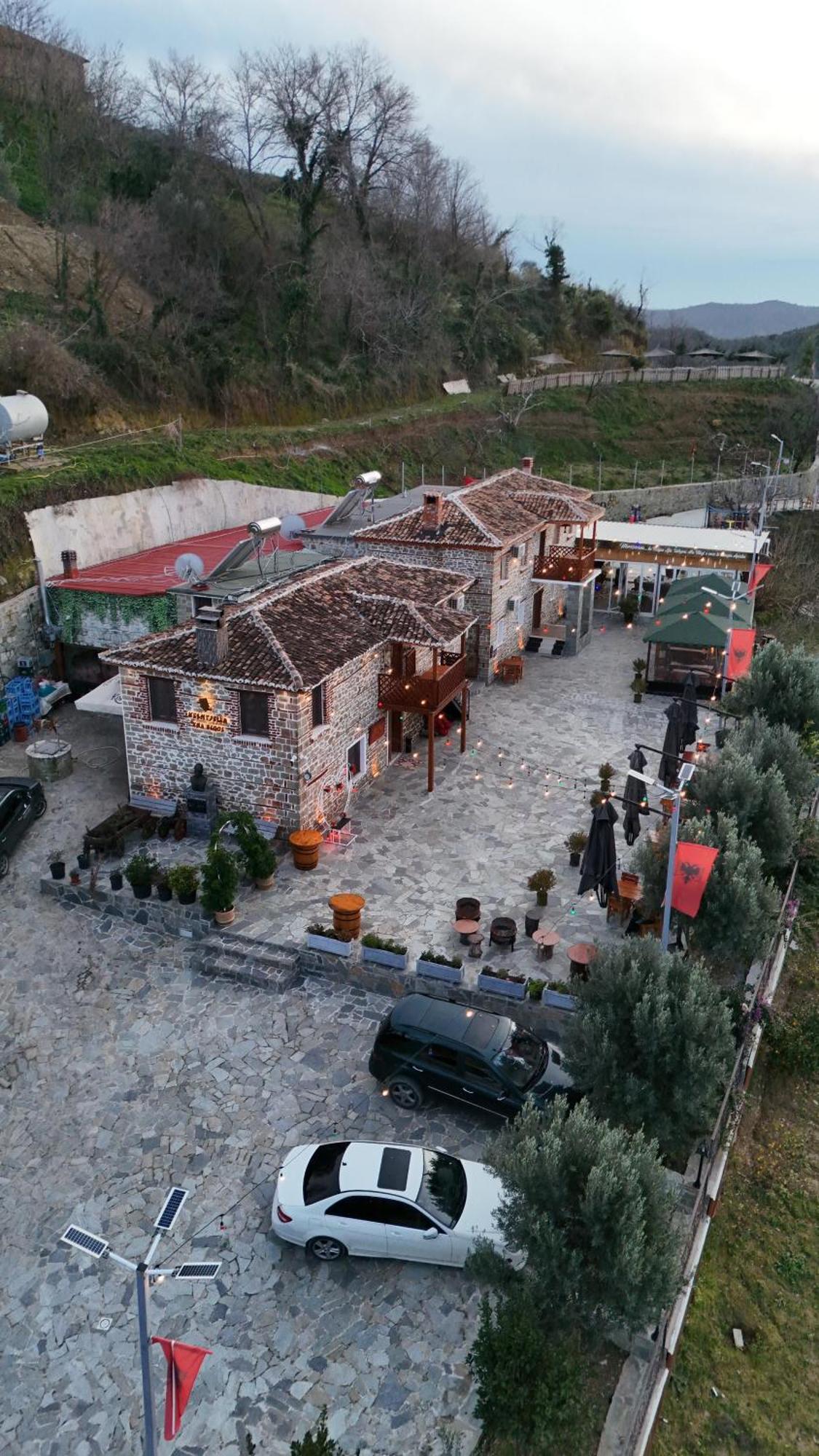 Keshtjella Xhabeqos Hotel Ljaknasi Buitenkant foto