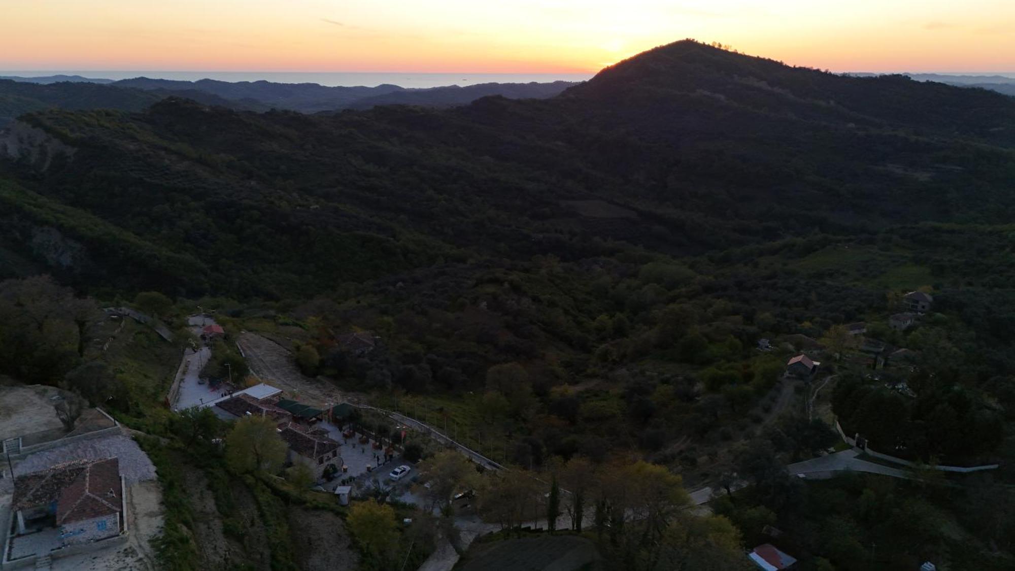 Keshtjella Xhabeqos Hotel Ljaknasi Buitenkant foto